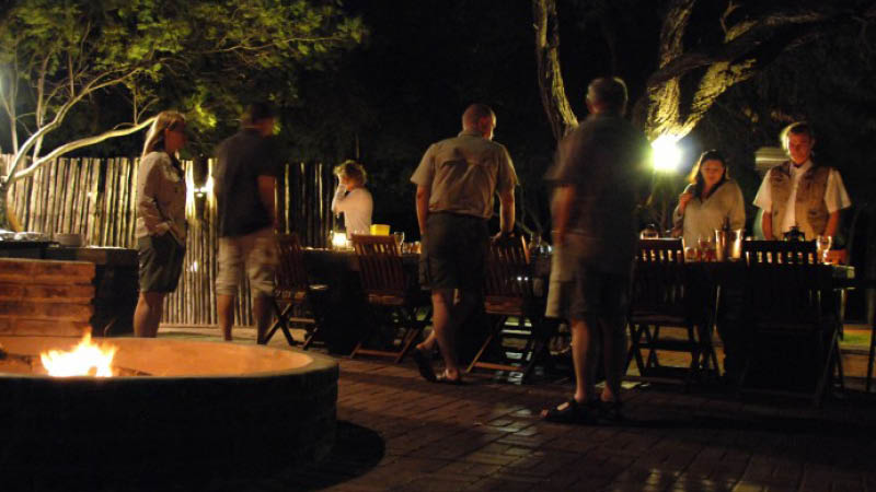 Öppen eld och umgänge vid middagen under en kväll i Sydafrika.